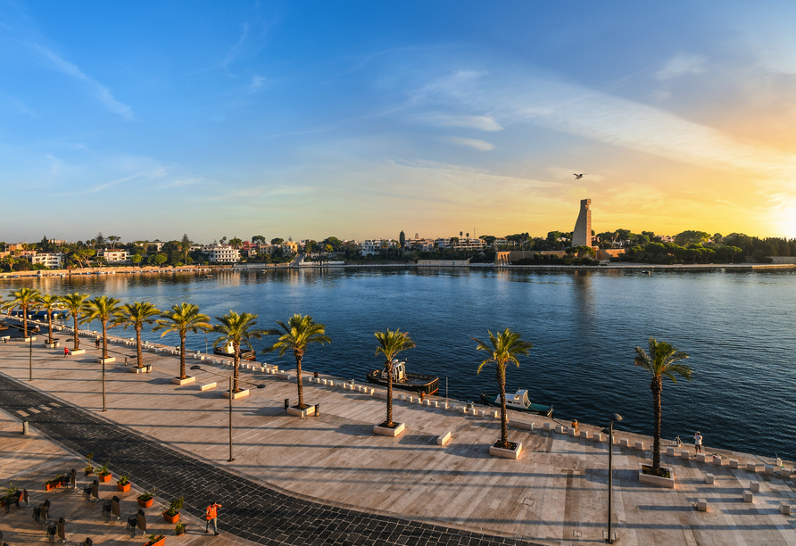 Blick auf die Promenade in Brindisi, Italien. Von hier aus haben Sie tolle Ausflugsmöglichkeiten. 