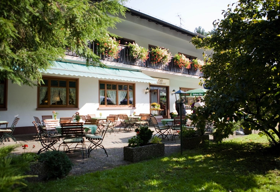Die sonnige Terrasse lädt dazu ein, bei schönem Wetter entspannte Stunden im Grünen zu verbringen.