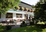 Die sonnige Terrasse lädt dazu ein, bei schönem Wetter entspannte Stunden im Grünen zu verbringen.
