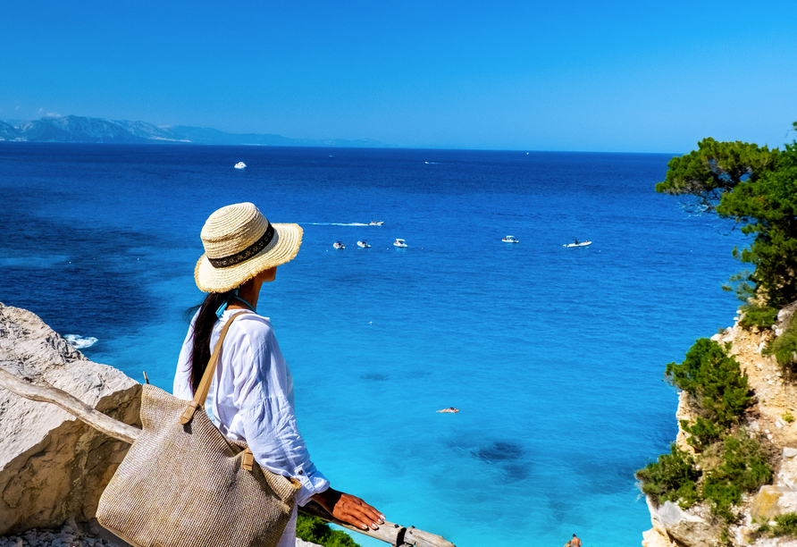 Lassen Sie den Blick über das leuchtend blaue Meer und die faszinierende Küstenlandschaft Sardiniens schweifen.