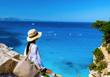 Lassen Sie den Blick über das leuchtend blaue Meer und die faszinierende Küstenlandschaft Sardiniens schweifen.
