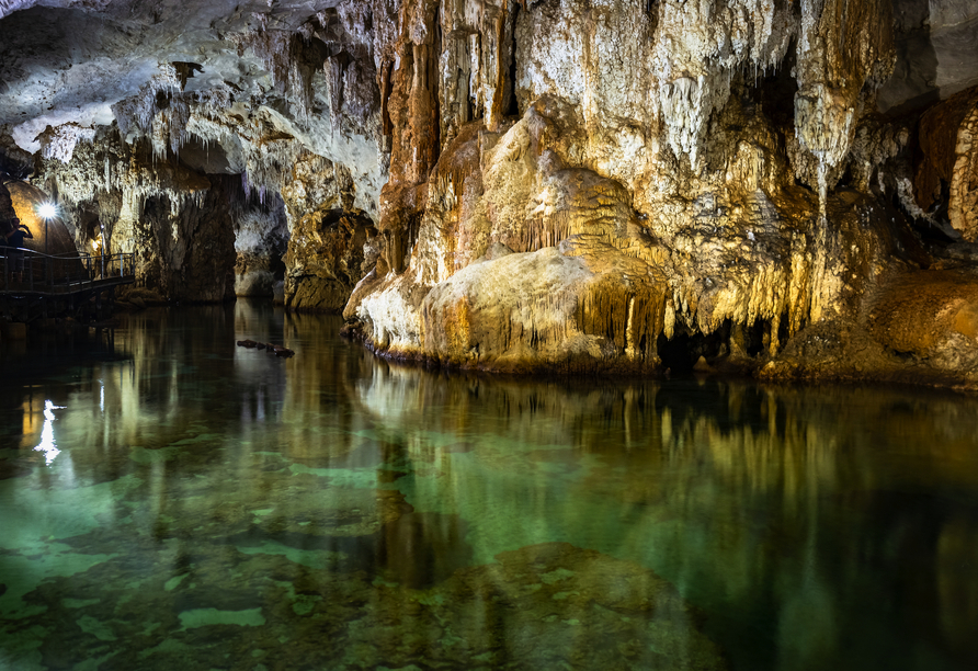 Im Inneren der Grotta del Bue Marino erwarten Sie beeindruckende Tropfsteinformationen (optionaler Ausflug).