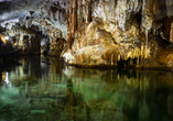Im Inneren der Grotta del Bue Marino erwarten Sie beeindruckende Tropfsteinformationen (optionaler Ausflug).