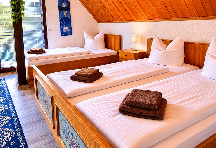 Beispielbild eines Doppelzimmers mit Zustellbett | KI bearbeitet