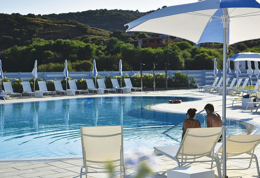 Machen Sie es sich am Pool gemütlich und genießen Sie die sardische Sonne.