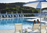 Machen Sie es sich am Pool gemütlich und genießen Sie die sardische Sonne.
