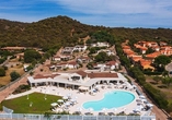 Das Hotel Piccolo empfängt Sie auf Sardinien mit einer weitläufigen Poolanlage in grüner Umgebung.