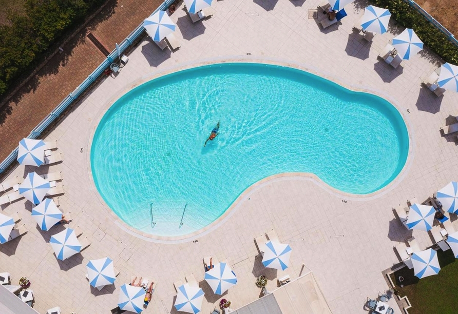 Genießen Sie sonnige Urlaubstage am großzügigen Außenpool des Hotel Piccolo.