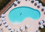 Genießen Sie sonnige Urlaubstage am großzügigen Außenpool des Hotel Piccolo.