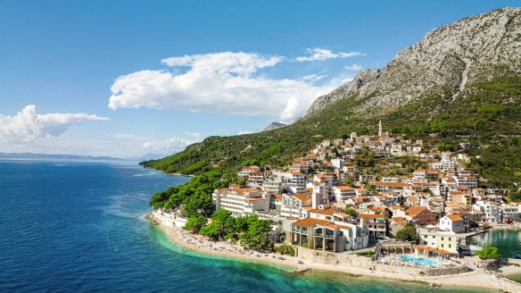 Das Hotel TUI BLUE Makarska empfängt Sie direkt an der Adriaküste vor der Bergkulisse Dalmatiens.