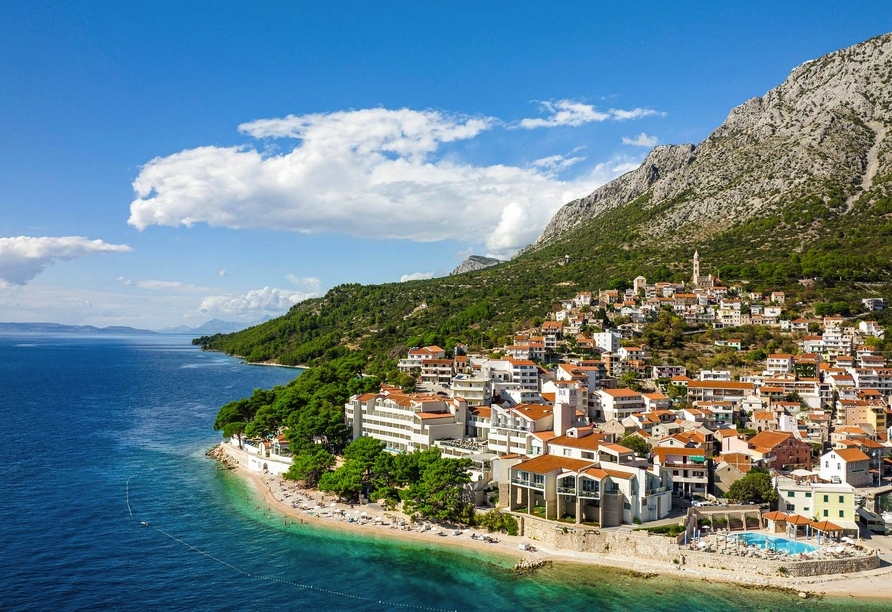 Das Hotel TUI BLUE Makarska empfängt Sie direkt an der Adriaküste vor der Bergkulisse Dalmatiens.