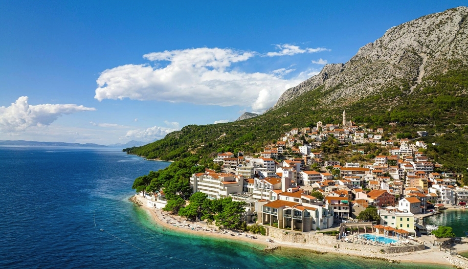 Das Hotel TUI BLUE Makarska empfängt Sie direkt an der Adriaküste vor der Bergkulisse Dalmatiens.