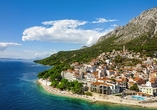 Das Hotel TUI BLUE Makarska empfängt Sie direkt an der Adriaküste vor der Bergkulisse Dalmatiens.