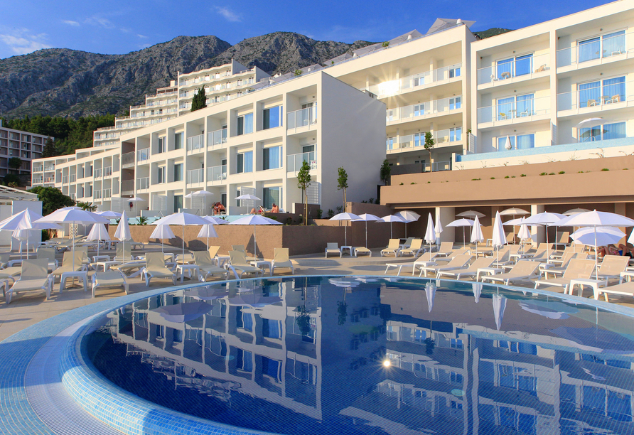 Freuen Sie sich im Hotel TUI BLUE Makarska auf entspannte Pooltage vor der Bergkulisse Dalmatiens.