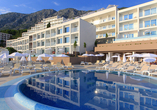 Freuen Sie sich im Hotel TUI BLUE Makarska auf entspannte Pooltage vor der Bergkulisse Dalmatiens.