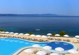 Türkisblaues Poolwasser und ein weiter Meerblick sorgen für echtes Urlaubsgefühl.