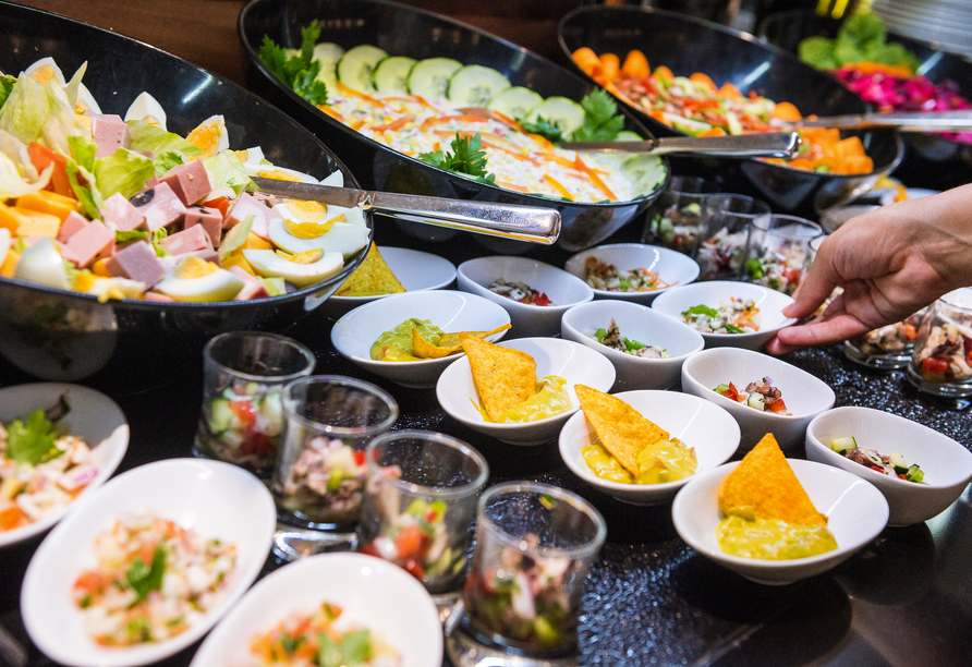 Freuen Sie sich im Hotel TUI BLUE Makarska auf eine abwechslungsreiche Auswahl am Buffet. | KI bearbeitet