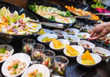 Freuen Sie sich im Hotel TUI BLUE Makarska auf eine abwechslungsreiche Auswahl am Buffet. | KI bearbeitet