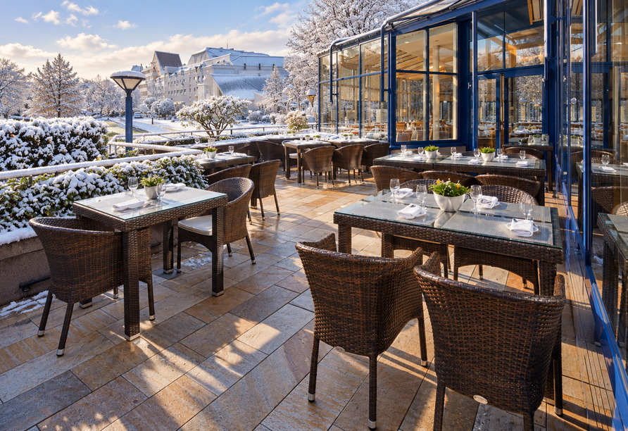 Auch im Winter lädt die Terrasse dazu ein, die frische Luft zu genießen und sich auf den Jahreswechsel zu freuen. | KI bearbeitet