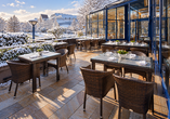 Auch im Winter lädt die Terrasse dazu ein, die frische Luft zu genießen und sich auf den Jahreswechsel zu freuen. | KI bearbeitet