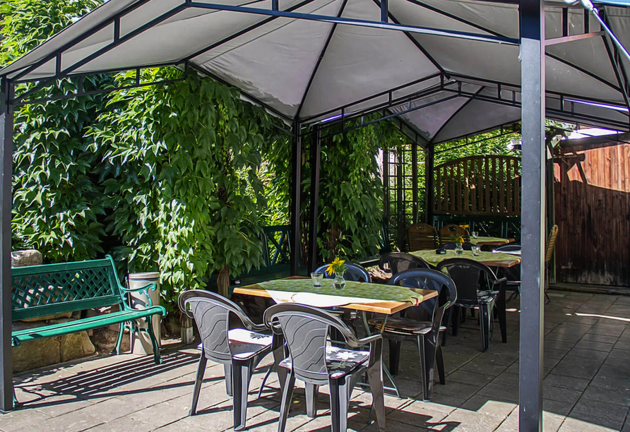 Genießen Sie entspannte Stunden auf der Terrasse in angenehmer Atmosphäre.