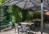 Genießen Sie entspannte Stunden auf der Terrasse in angenehmer Atmosphäre.