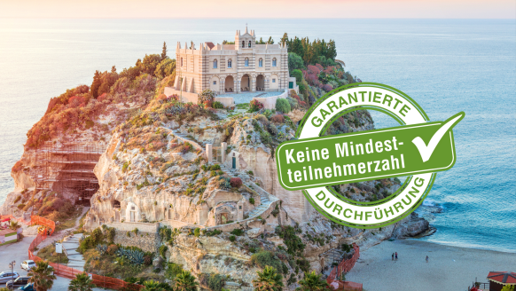 Hoch über dem malerischen Tropea thront die eindrucksvolle Kirche Santa Maria dell’Isola.