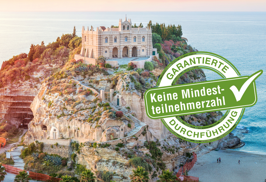 Hoch über dem malerischen Tropea thront die eindrucksvolle Kirche Santa Maria dell’Isola.