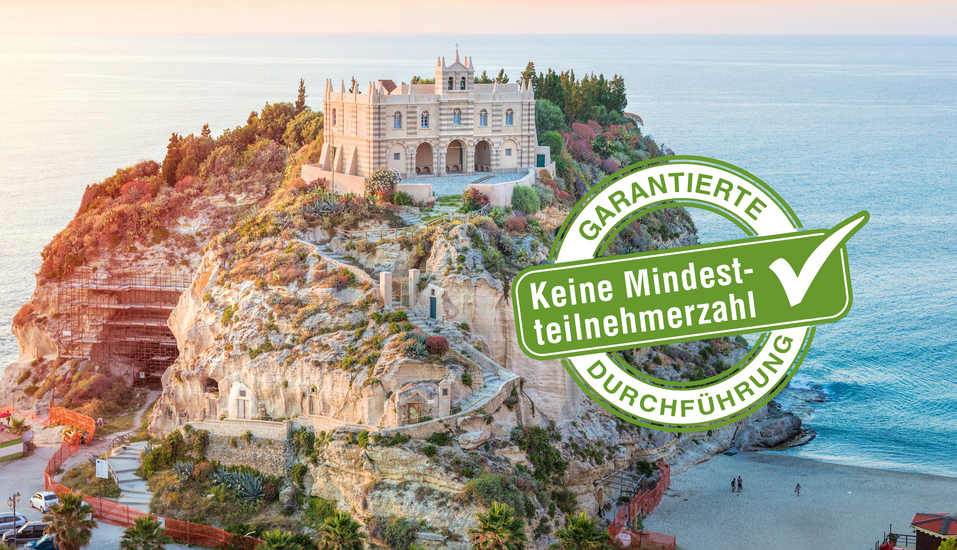 Hoch über dem malerischen Tropea thront die eindrucksvolle Kirche Santa Maria dell’Isola.