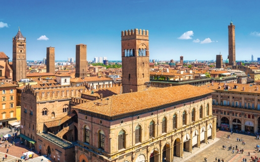 Entdecken Sie Bologna mit der Piazza Maggiore, historischen Palästen und den berühmten mittelalterlichen Türmen.