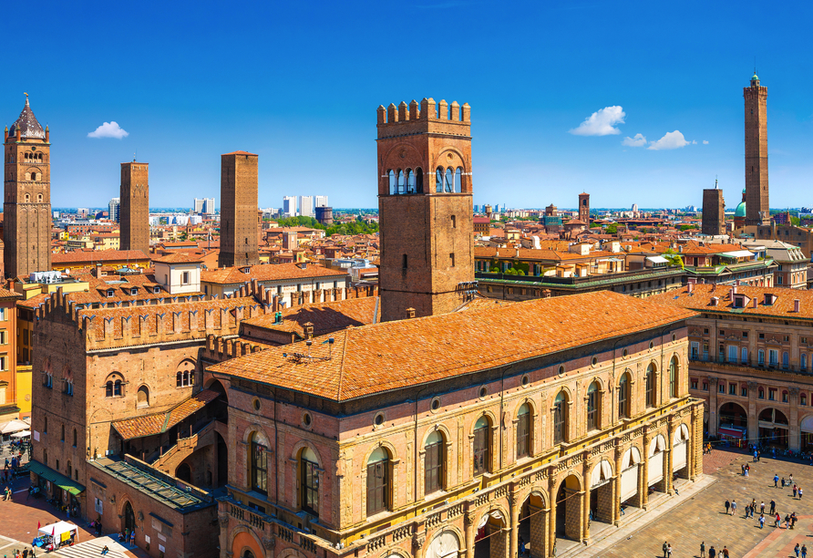 Entdecken Sie Bologna mit der Piazza Maggiore, historischen Palästen und den berühmten mittelalterlichen Türmen.