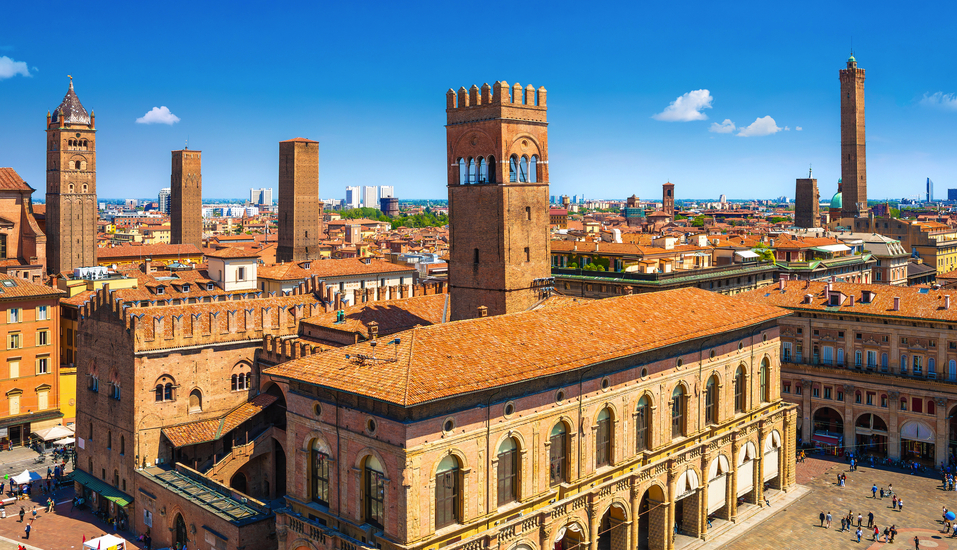 Entdecken Sie Bologna mit der Piazza Maggiore, historischen Palästen und den berühmten mittelalterlichen Türmen.