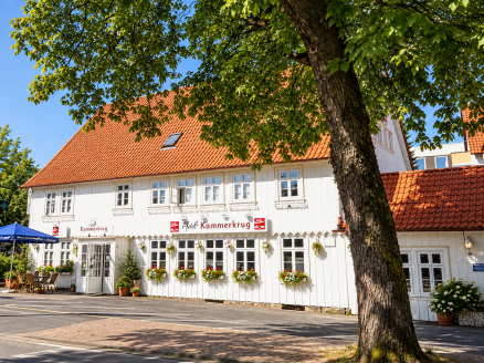 Das Gästehaus Kammerkrug empfängt Sie in angenehmer Atmosphäre und idyllischer Umgebung. | KI bearbeitet