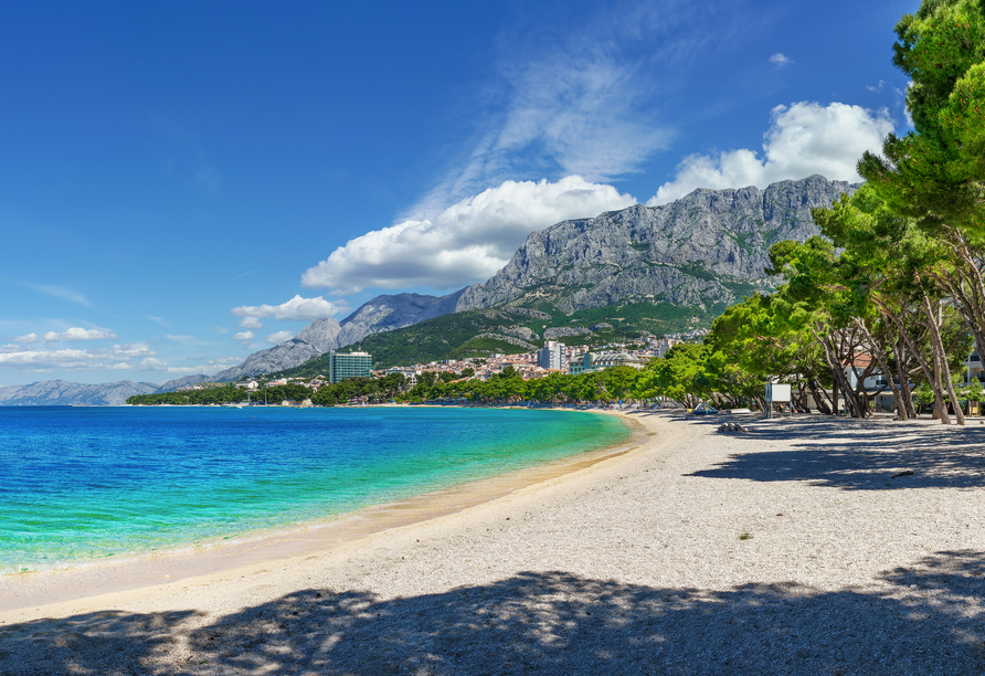 Entspannen Sie an Ihrem freien Tag am Strand und genießen Sie die Sonne.
