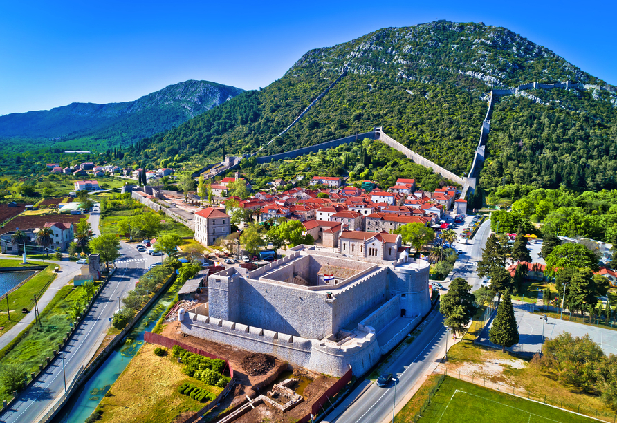 Sie besuchen außerdem die Stadt Ston.