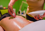 Entspannen Sie bei einer wohltuenden Massage.