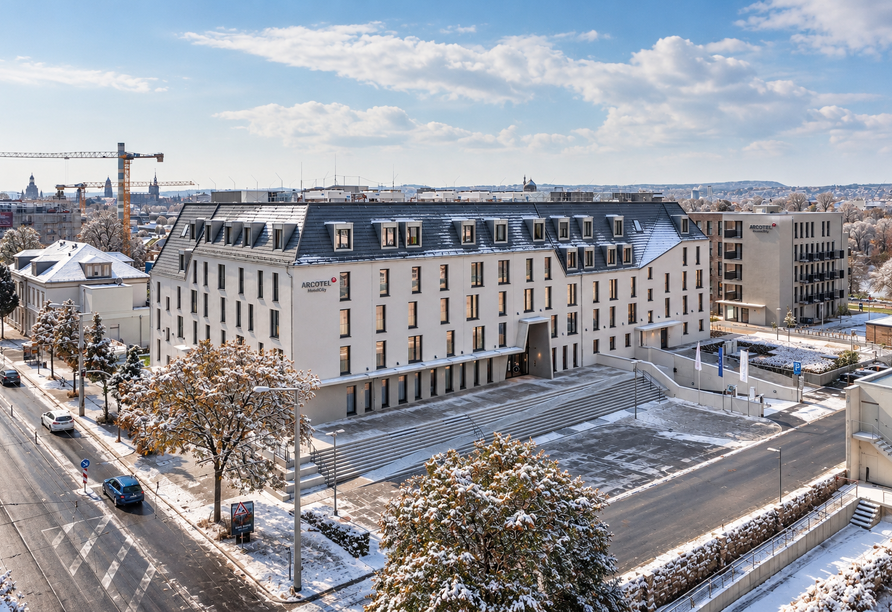Das ARCOTEL HafenCity Dresden empfängt Sie mit moderner Architektur und stilvollem Ambiente. | KI bearbeitet
