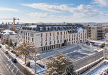 Das ARCOTEL HafenCity Dresden empfängt Sie mit moderner Architektur und stilvollem Ambiente. | KI bearbeitet