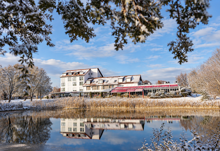 Das Hotel Darstein begeistert mit seiner idyllischen Lage direkt am See. | KI bearbeitet