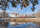 Das Hotel Darstein begeistert mit seiner idyllischen Lage direkt am See. | KI bearbeitet
