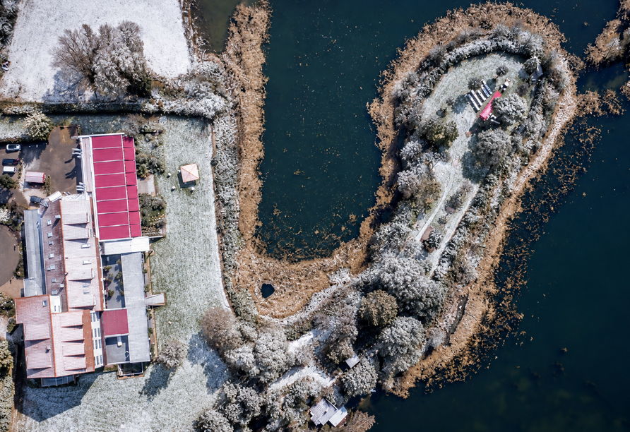 Die besondere Lage am See macht das Hotel Darstein zu einem idyllischen Rückzugsort. | KI bearbeitet