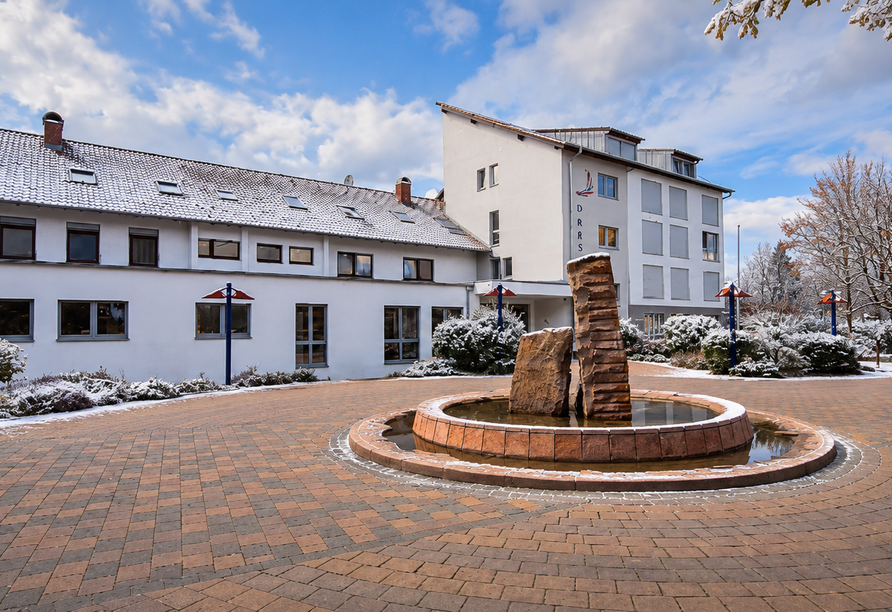 Umgeben von Wasser und Natur bietet das Hotel Darstein einen schönen Ort für eine Silvesterauszeit. | KI bearbeitet