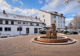 Umgeben von Wasser und Natur bietet das Hotel Darstein einen schönen Ort für eine Silvesterauszeit. | KI bearbeitet