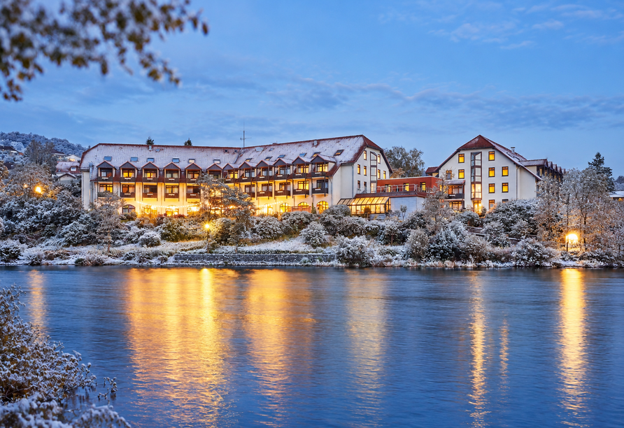 Vom Hotel haben Sie einen traumhaften Blick auf den Diemelsee. | KI bearbeitet