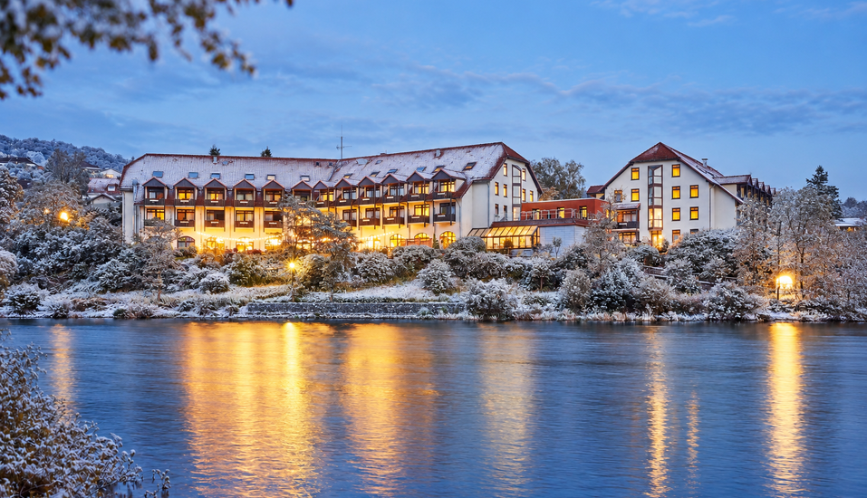 Vom Hotel haben Sie einen traumhaften Blick auf den Diemelsee. | KI bearbeitet