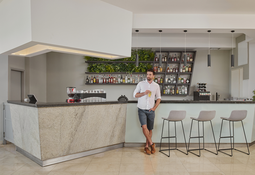 Ein kühles Getränk an der modernen Bar rundet Ihren erlebnisreichen Urlaubstag perfekt ab.