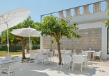 Die helle Terrasse mit ihren schattigen Sitzplätzen lädt zum Verweilen ein.