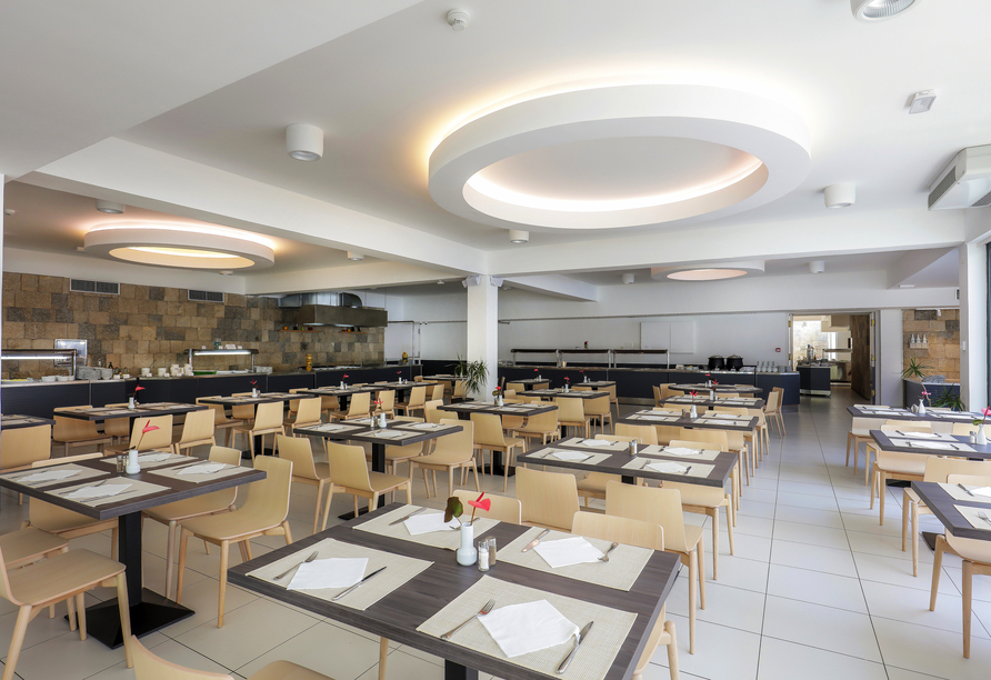 Im großzügigen Restaurant erwarten Sie kulinarische Genüsse in einem modernen Ambiente.