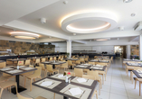 Im großzügigen Restaurant erwarten Sie kulinarische Genüsse in einem modernen Ambiente.