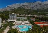 Das beeindruckende Biokovo-Gebirge erhebt sich hinter der weitläufigen Hotelanlage.